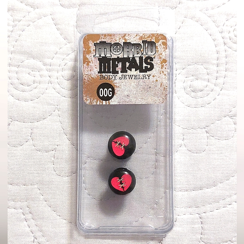 📣 Morbid Metals Hot Topic Black /w Pink Stitched Heart Plugs NWT 00g